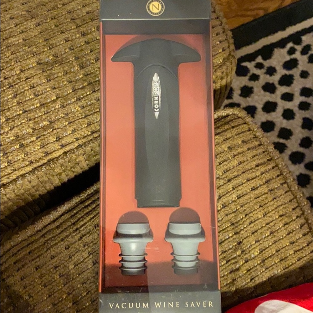 NWT Nicholas Collection Vacuum Wine Saver Set